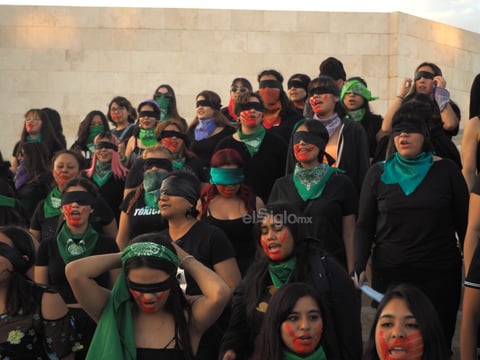 Fue a todo pulmón que las mujeres de la región clamaron el 'performance', que entre otras, dice: 'Feminicidio, impunidad para mi asesino, es la desaparición, es la violación. Y la culpa no era mía, ni donde estaba, ni donde vestía'.