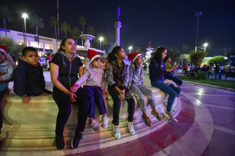 Niños y niñas de todas las edades acompañados por sus padres, tíos, abuelos y primos, e incluso amigos empezaron a llegar al lugar desde alrededor de las siete de la tarde.