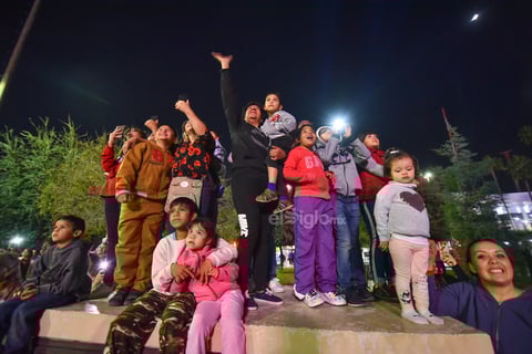 Desde su arribo, el objetivo fue conseguir un sitio donde pudiera disfrutar del destello de cada una de las luces colocadas en el adornado árbol de varios metros de altura.