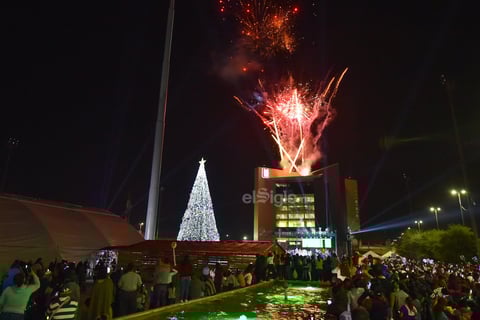 Una serie de fuegos pirotécnicos iluminó el cielo de la ciudad, mismos que captaron la atención de los presentes por una serie de minutos.