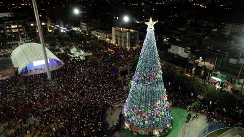 Todos los presentes aplaudieron y sonrieron ante la llegada de una época decembrina más, en la que los deseos se concentran en felicidad, prosperidad, salud, paz y armonía, entre otros.