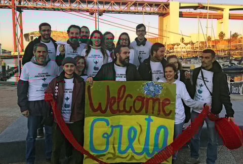 La joven ya era esperada por un grupo de activistas.