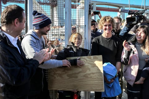 'No dejen de luchar por su futuro', pidió la sueca a quienes la recibieron.