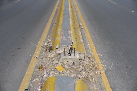 Destrozado. Las separaciones entre los sentidos de distintas calzadas, carreteras y bulevares están destrozadas.