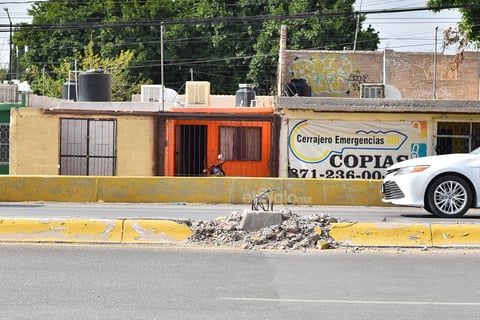 Destruidos. Algunos camellones lucen en malas condiciones luego de los accidentes registrados en el municipio.