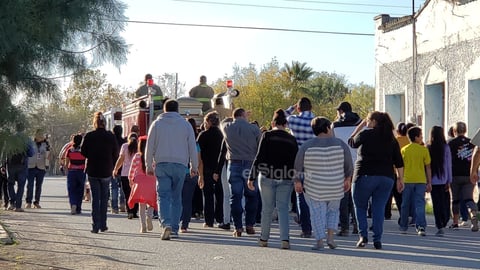 La unidad era flanqueada por integrantes del Sistema de Protección Civil del Estado de Coahuila y detrás del camión y el féretro, sus familiares y amigos.