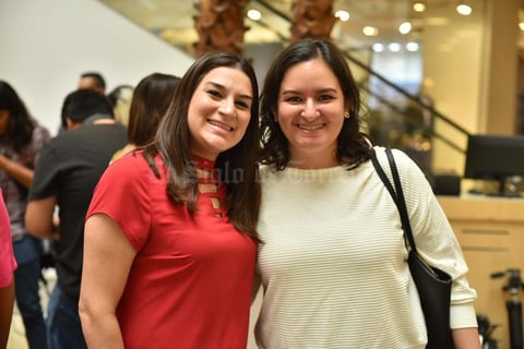 05122019 DE PASEO.  Eva y Tania.