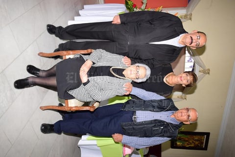 01122019 EN FAMILIA.  Olga Martínez con sus hijos, Jorge, Mayela y Jesús Marín Martínez.