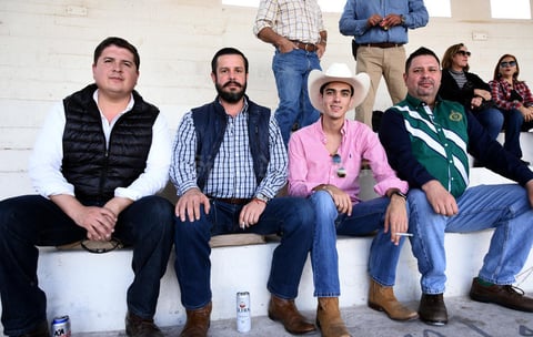 04122019 EN LA PLAZA DE TOROS.  Jorge, Javier, Sebastián y Enrique.