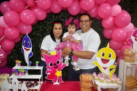 04122019 DIVERTIDO FESTEJO.  Katalina celebró un año más de vida con una divertida fiesta infantil. La acompañan sus papás, Ana Cecilia y Juan.