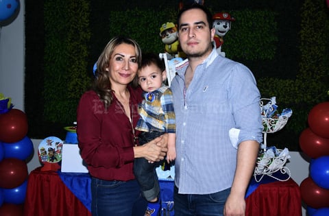 02122019 APAGA DOS VELITAS.  Marcelo celebró su cumpleaños rodeado de amiguitos y familiares. Su abuelita Rocío y su papá Memo lo acompañan en la fotografía.