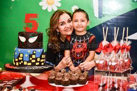 04122019 APAGA CINCO VELITAS.  Francisco con su abuelita Rosy.