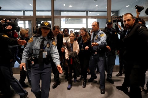 La sueca tuvo que ser escoltada ante la multitud que buscaba una fotografía o hablar con ella.