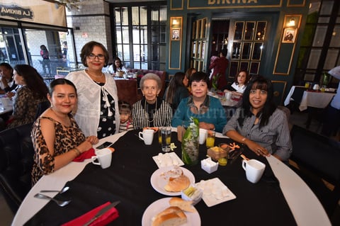 06122019 Familiares de Goretti la acompañaron en su dia especial.