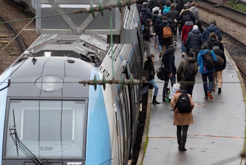 Hubo nuevos bloqueos en el transporte terrestre y aéreo en el país.
