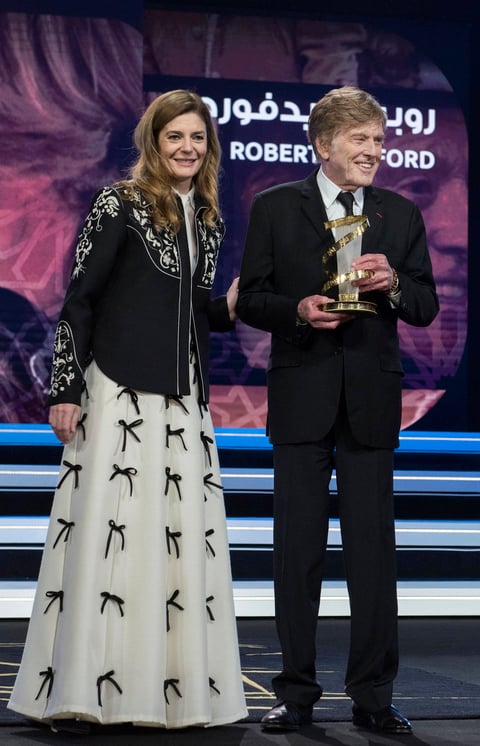 Redford recibió la estatua del homenaje de manos de la actriz Chiara Mastroianni y Rebecca Zlotovski, ambas actrices forman parte del jurado de esta edición que está presidido por la actriz escocesa Tilda Swinton.