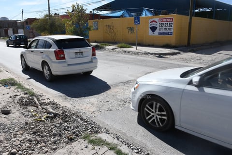 En malas condiciones. El bulevar Francisco Sarabia, ubicado al oriente de la ciudad de Torreón, luce dañado y con varios baches en el pavimento.