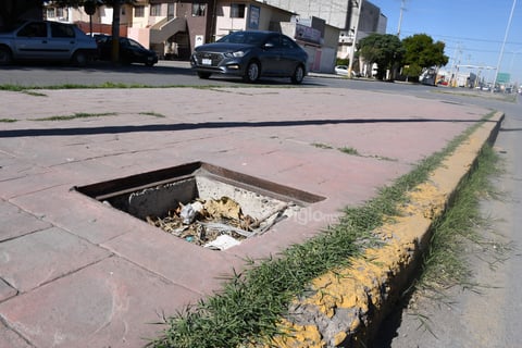 Peligros. Los espacios designados para el peatón en las banquetas no están exentos de riesgos. Son varios los registros sin tapa que se encuentran en el bulevar, esto sin una señal que señale precaución. Además, ya varios son usados como basureros lo cual representa un riesgo sanitario y un posible foco de infección.