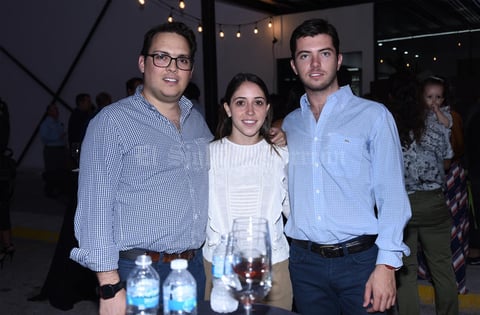 09122019 ENTRE AMIGOS. .  Daniel, Marifer y Fernando
