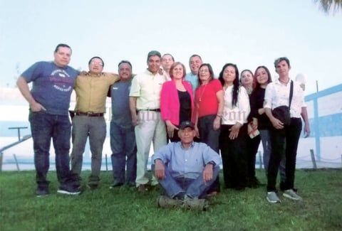 08122019 DISFRUTAN DE REENCUENTRO.  Luego de varias décadas, exalumnos del grupo F, generación 74-77 de la Secundaria Ricardo Flores Magón de Cd. Lerdo, se reunieron para celebrar la vida y brindar por la amistad duradera.