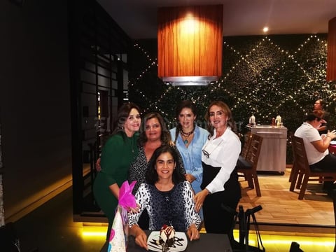 08122019 FESTEJAN CUMPLEAñOS.  Amigas disfrutan de celebración de cumpleaños.