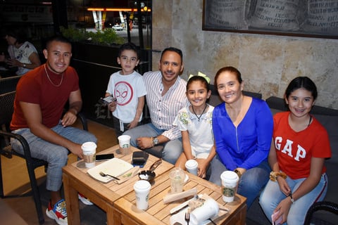 09122019 En familia disfrutan un delicioso café.
