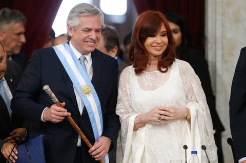 Fernández recibió de su antecesor, Mauricio Macri, la banda y el bastón presidencia.