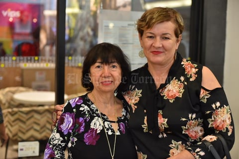 11122019 ENTRE AMIGAS.  Mary y Lupita.