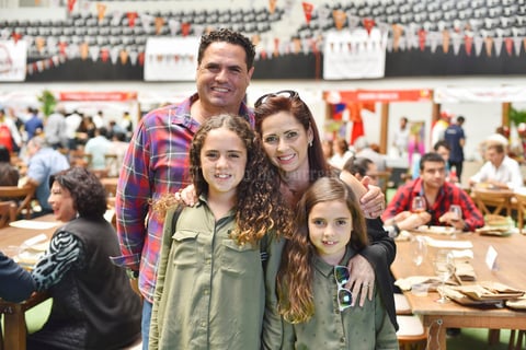 Roberto, Marirobi, Marisabel y Leo