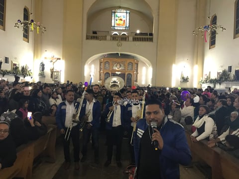 Justo a las once con cuatro minutos, la Banda Diablillos que en esta ocasión fue la encargada de acompañar la Santa Misa y entonar las mañanitas, empezó con la canción 'Que alegría cuando me dijeron', luego 'Señor ten piedad de nosotros' y 'Gloria'.
