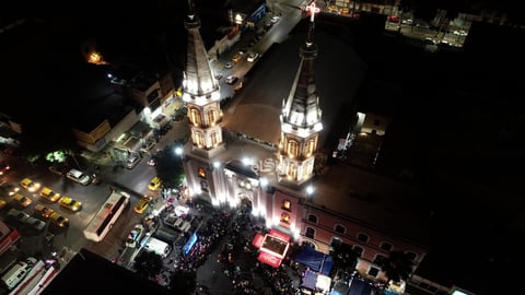 La iglesia de Nuestra Señora de Guadalupe lució totalmente llena al interior y exterior.