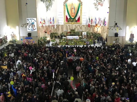 Danzantes y personas ingresaban a la iglesia, algunos de rodillas, para hacer alguna petición especial.