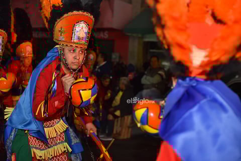 Pasaban las diez de la noche y todavía las peregrinaciones seguían llegando.