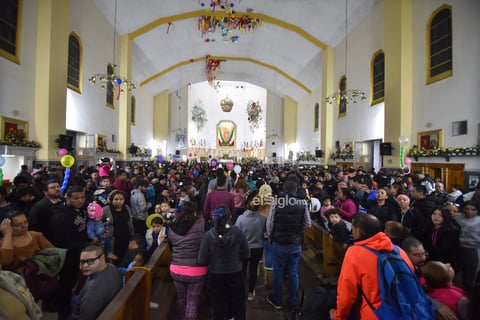Otros feligreses trataban de acercarse al altar para elevar alguna oración o simplemente para entonar un 'Viva la Virgen de Guadalupe'.