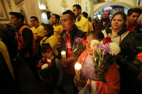 Niños, adultos y jóvenes llevaron sus rosas, rosarios o levantaron la mirada para dirigir sus pensamientos hacia las diversas imágenes religiosas del recinto.