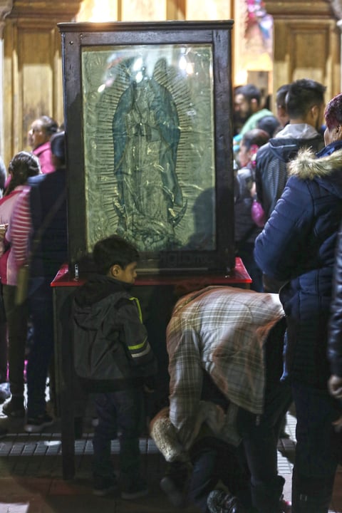 De acuerdo con las tradiciones populares, el martes 12 de diciembre de 1531, la Virgen de Guadalupe se le apareció por cuarta ocasión al indígena Juan Diego.
