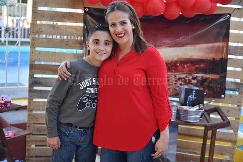 12122019 DISFRUTAN DE FIESTA DE CUMPLEAñOS.  Mario Alberto con su mamá Gaby.