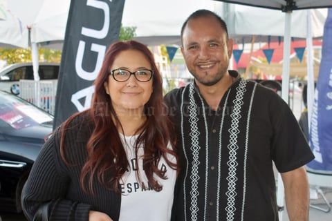 13122019 ASISTEN A EVENTO DE AUTOS.  Sandra y Uriel.