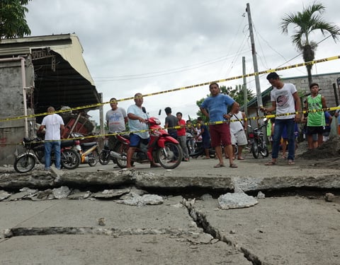 El sismo estuvo seguido de decenas de réplicas.