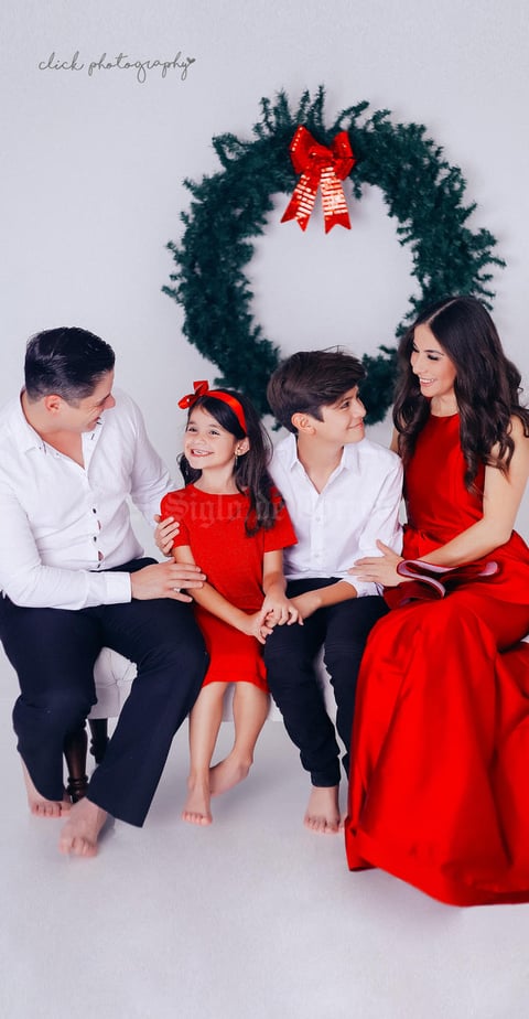 15122019 Paty y Saúl en compañía de sus hijos, Saúl y Regina en su sesión de fotos navideña.