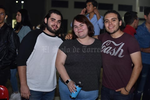 16122019 ENTRE AMIGOS.  Daniel, Bárbara y René.