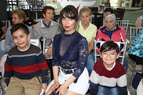 Presentan pasarela de Porte Casual