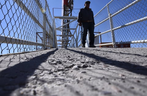 Peligro. Adultos mayores o personas con alguna discapacidad se enfrentan a la falta de mantenimiento de los puentes, como el daño a sus bases.