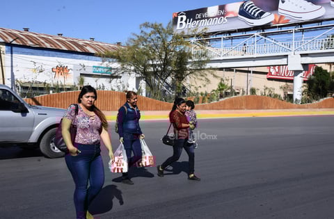 Se exponen. Sin que les importa la velocidad de los vehículos, los peatones prefieren arriesgarse a desplazarse corriendo para intentar cruzar alguna vialidad. El número de accidentes de atropellamientos es de considerar.