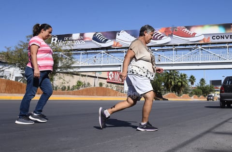 Se arriesgan. Con tal de cruzar rápido la vialidad, los peatones se arriesgan a sufrir de alguna caída y quedar a merced de los automovilistas.