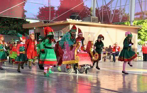 Caracterizado y feliz participó en el festival de su escuela 