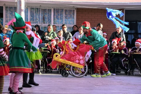 Caracterizado y feliz participó en el festival de su escuela 