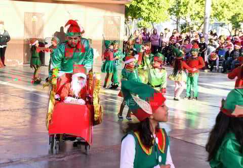 Caracterizado y feliz participó en el festival de su escuela 