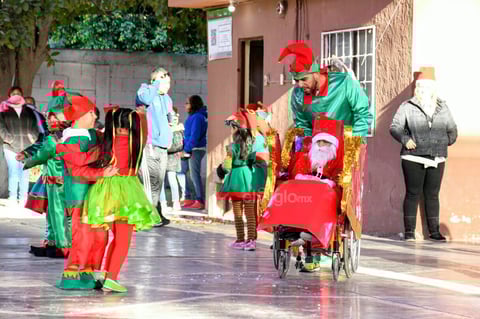 Caracterizado y feliz participó en el festival de su escuela 