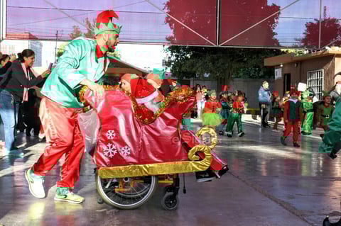 Caracterizado y feliz participó en el festival de su escuela 